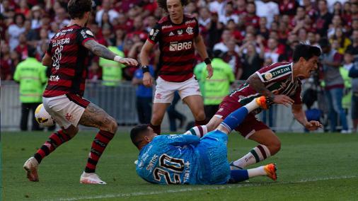 Claus explica pênalti marcado para o Fluminense contra o Flamengo