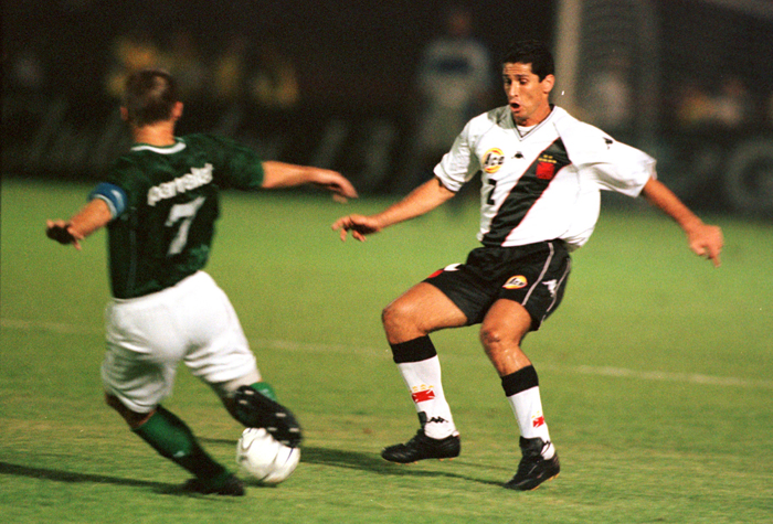 1. Juninho Paulista: Vasco: 2000-2001 / Flamengo: 2002, 2007