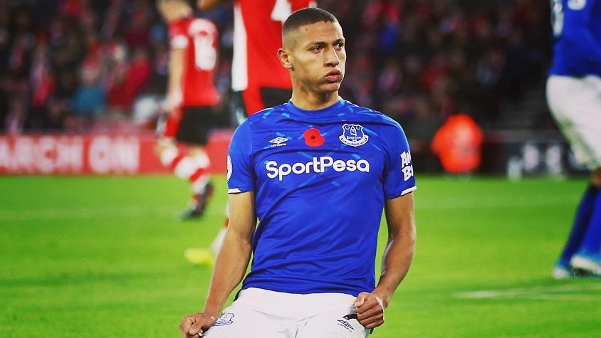 O Everton rejeitou uma oferta de 100 milhões de euros (cerca de R$ 464 milhões) do Barcelona por Richarlison, segundo o 'Sky Sports'. O nome do camisa 7 dos Toffees agrada o diretor esportivo do Barça, Eric Abidal.