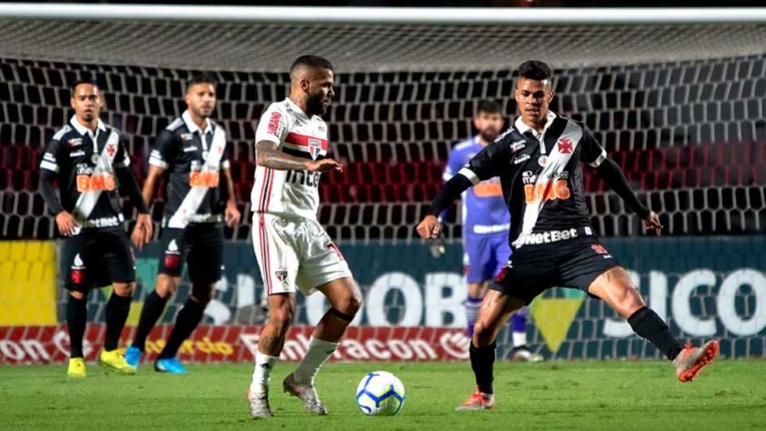 O São Paulo não teve uma atuação brilhante, mas fez o suficiente para voltar a vencer no Brasileirão. O Tricolor paulista bateu o Vasco por 1 a 0 na noite desta quinta-feira no Morumbi, com gol de Antony, um dos destaques do jogo. Volpi e Daniel Alves também foram bem. Confira as notas do São Paulo no LANCE!