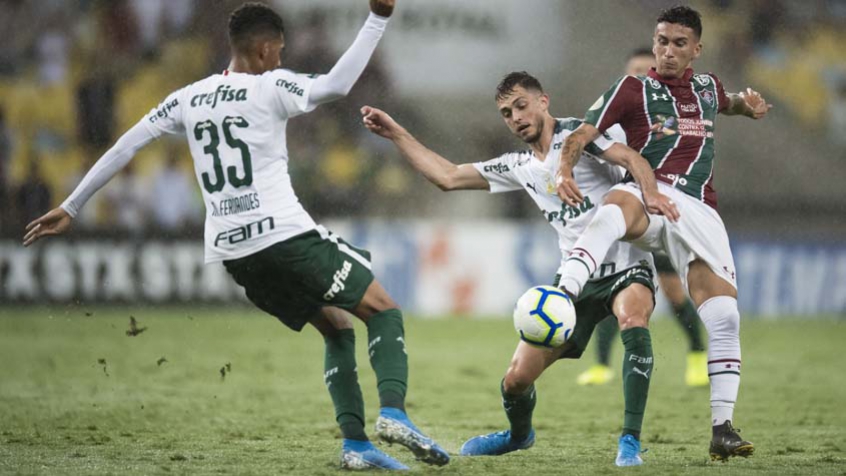 O Palmeiras entrou com um time repletos de reservas na noite desta quinta-feira, no Maracanã, pela 35ª rodada do Brasileirão, e foi derrotado pelo Fluminense por 1 a 0. O atacante Luiz Adriano foi um dos poucos jogadores de destaque do Verdão. A dupla de zaga foi determinante ao falhar no gol do Flu. Confira as notas do Palmeiras no LANCE!