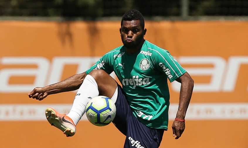 O atacante Broja está de saída do Palmeiras. O Verdão negocia o empréstimo do jogador com o Olímpia, do Paraguai. A negociação com o time paraguaio é uma forma de valorizá-lo, mas ainda não está adiantada.