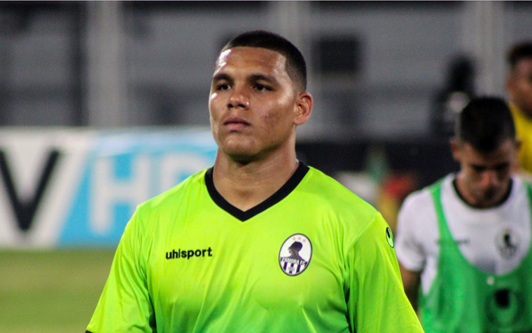 Campeão Colombiano e garantido na fase de grupos da Libertadores, o América de Cali trabalha nos bastidores para   reforçar o elenco e quer a chegada de um goleiro que possa suprir a saída de Neto Volpi. Entre os candidatos   indicados pelo técnico Alexandre Guimarães, o nome mais forte é o venezuelano Joel Graterol, que atualmente defende as cores do Zamora.