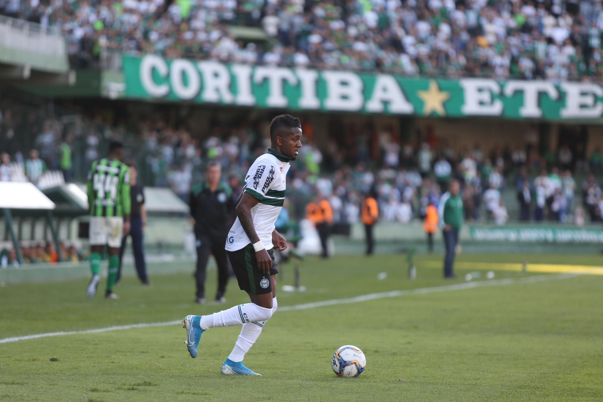 Na briga para manter algumas peças do elenco e reforçar o time de Eduardo Barroca, o Coritiba ganhou uma baixa nesta   sexta-feira para a temporada 2020. Trata-se do atacante Kelvin, que não acertou a sua renovação.