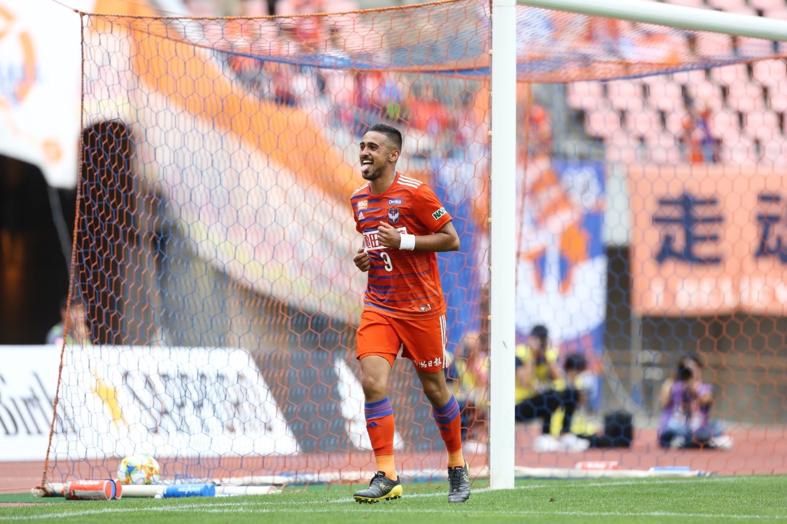 Depois de ser artilheiro da segunda liga do Japão em 2019 e também maior goleador da terceira em 2018, chegou a hora   de o atacante Léo estrear na J-League. O ex-jogador de Santos e Corinthians assinou contrato com o Urawa Reds até   dezembro de 2022 e receberá a chance de atuar pela primeira vez na carreira profissional em uma equipe da primeira divisão.