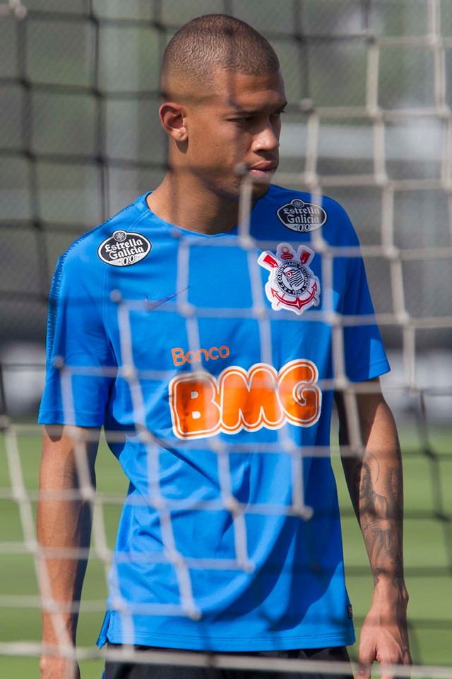 O Corinthians acertou o empréstimo do zagueiro João Victor a Inter de Limeira. O zagueiro de 21 anos vai jogar o Paulista pelo time do técnico Elano.