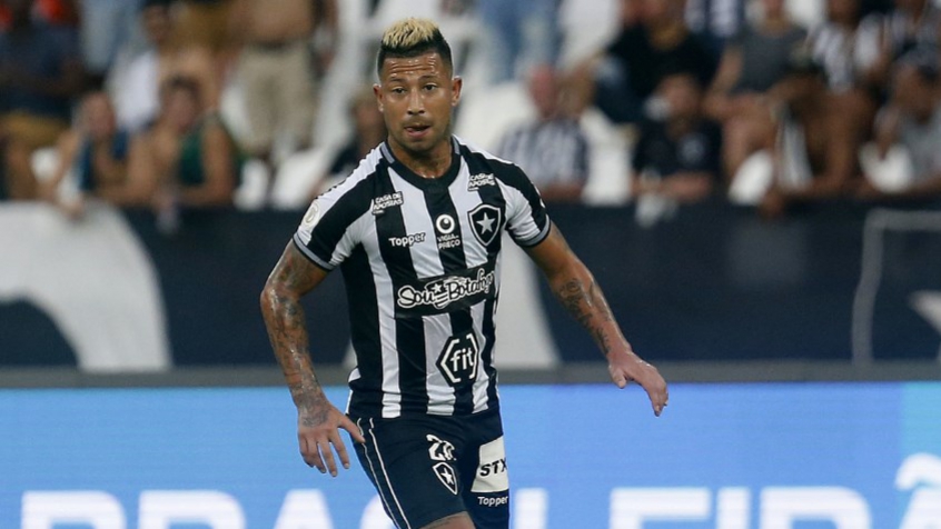 Após não renovar o contrato com Jorge Valdivia, o Colo-Colo foi ao mercado de transferências e sacramentou a chegada de Léo Valencia, que passou o último Campeonato Brasileiro no Botafogo.