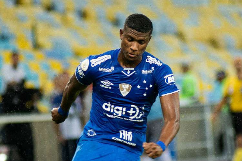 Outro nome estudado pela direção do Flamengo é o de Orejuela, que defendeu o Cruzeiro em 2019 por empréstimo. A Raposa tem a prioridade de compra junto ao Ajax, da Holanda, detentor dos direitos econômicos do jogador. Com problemas financeiros, o Cruzeiro, não deve contar com o jogador em 2020.