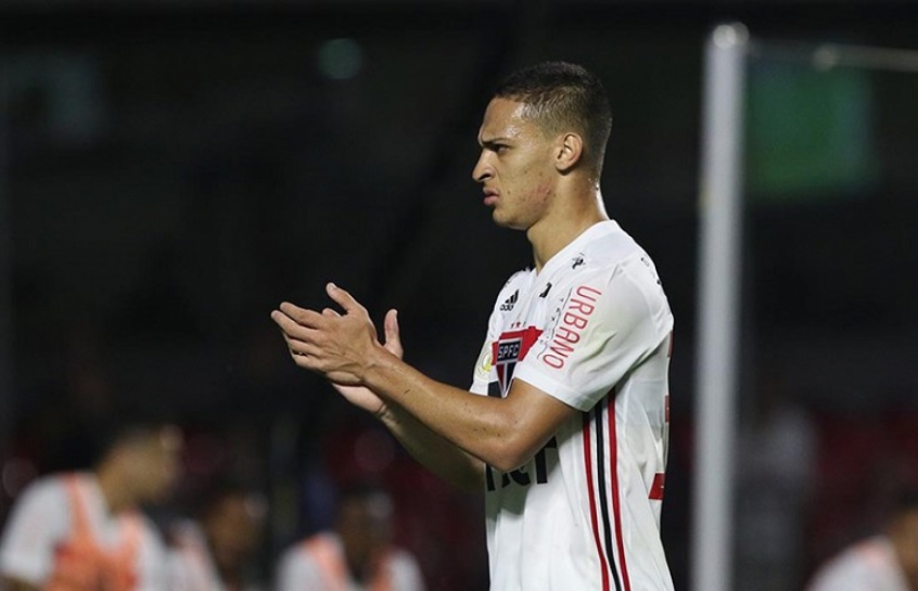 O São Paulo foi superior ao Internacional no Morumbi e bateu os colorados por 2 a 1 na noite desta quarta-feira, pela 37ª rodada do Brasileirão. O grande destaque do time da casa foi o jovem Antony, com um gol e uma assistência. Confira as notas do Tricolor no LANCE! (por Gabriel Grey - gabrielgrey@lancenet.com.br)