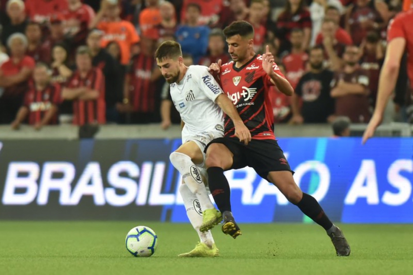 Em jogo equilibrado e de poucas chances de gol, o Santos foi derrotado fora de casa por 1 a 0 pelo Athletico-PR, na noite desta quarta-feira, pela penúltima rodada do Brasileirão. O zagueiro do Peixe Luan Peres, que já estava mal na partida, foi expulso na etapa final e ficou com a pior nota do time praiano. Confira as notas do Santos no LANCE!