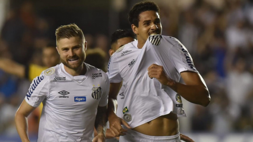 O Santos venceu, sem maiores dificuldades, a Chapecoense por 2 a 0 na noite deste domingo, na Vila Belmiro, pela 36ª rodada do Campeonato Brasileiro. Lucas Veríssimo e o meia Evandro, autores dos gols, foram os destaques do Peixe na partida. Confira as notas do Santos no LANCE!