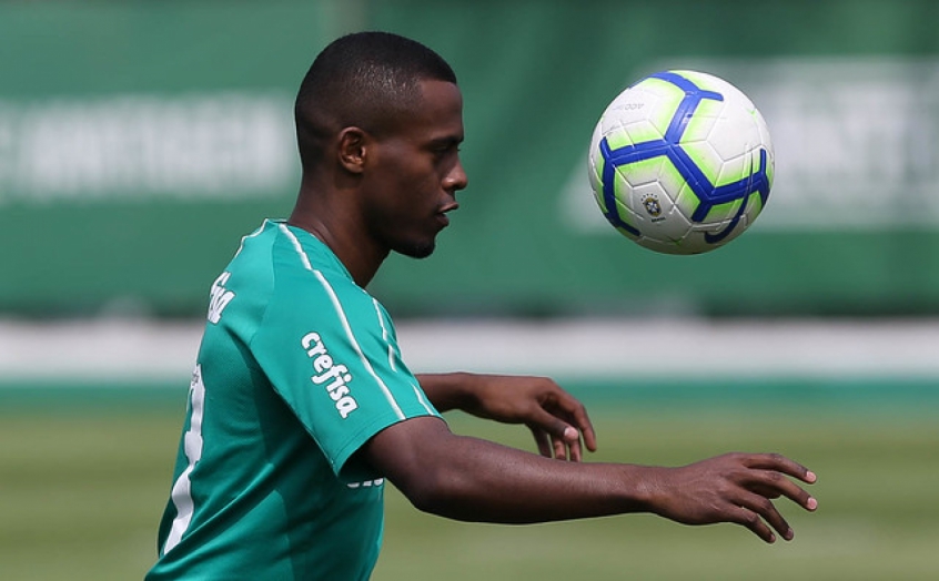 O Palmeiras emprestou o atacante Carlos Eduardo ao Athletico e receberá R$ 4,9 mi. O jogador irá se apresentar no clube paranaense nesta terça-feira. Verdão vendeu 20% dos direitos econômicos por 1,2 milhão de dólares.