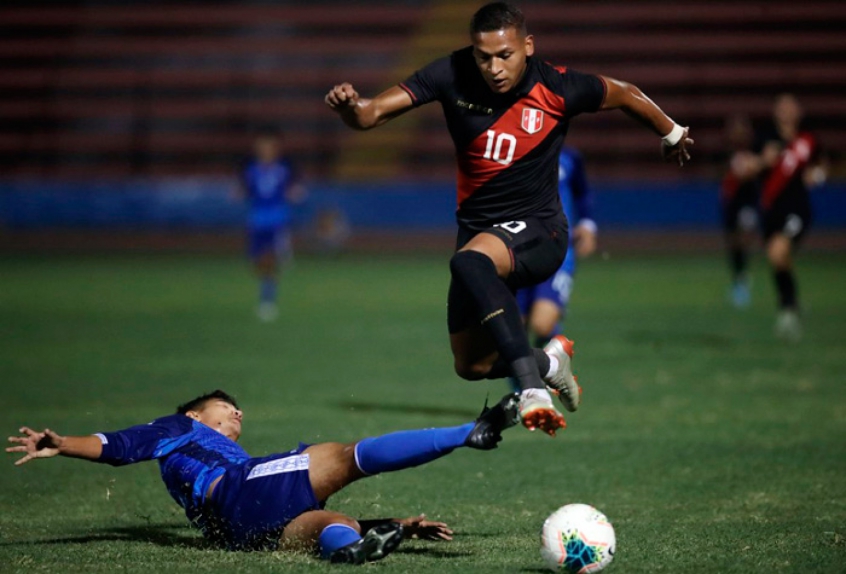 O Fluminense espera a chegada do atacante Fernando Pacheco, de 20 anos, hoje no Rio de Janeiro. O jogador peruano fará exames médicos e, caso seja aprovado, o contrato será assinado por três temporadas. Por esta transferência, o Fluminense pagará R$ 2,8 milhões por 50% dos direitos do atleta, que é elogiado pela habilidade. 