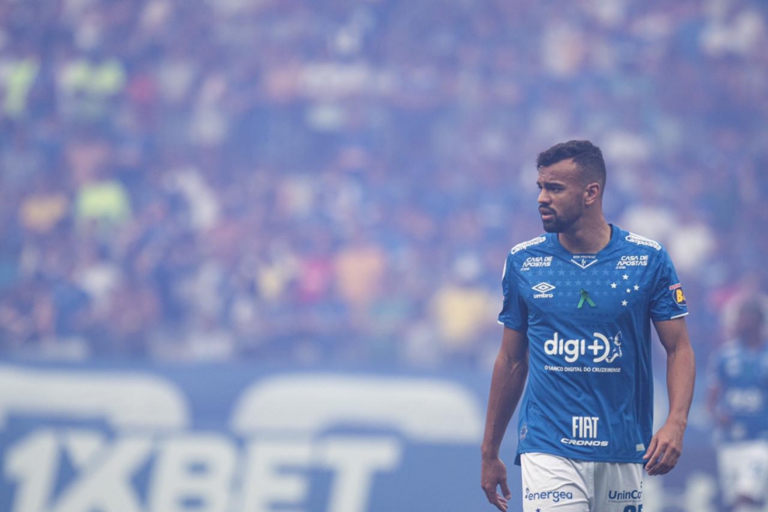 O zagueiro Fabrício Bruno pode deixar o Cruzeiro e acertar com o Red Bull Bragantino. O acerto pode acontecer com a equipe paulista e o jogador abrir mão do processo na Justiça que move contra o clube celeste. 