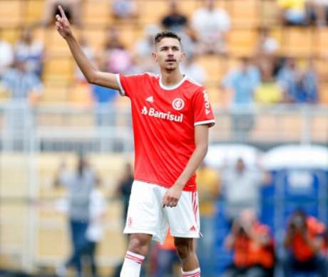 O Internacional 'ganhou' um reforço dentro de casa. O zagueiro Tiago, campeão da Copinha desta temporada, foi integrado ao elenco profissional do Colorado. 