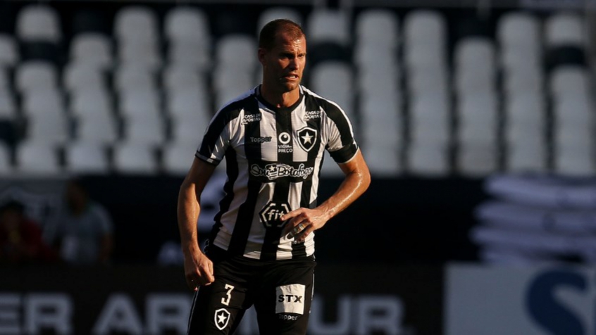 O desejo de Joel Carli é de ficar no Botafogo por um longo tempo. A diretoria do Alvinegro recebeu sondagens e não é contra negociar o zagueiro a outro clube, mas o jogador não se vê longe do clube de General Severiano por enquanto.