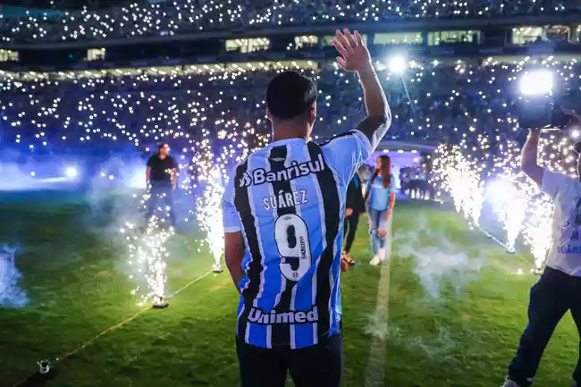 Amplamente reconhecido como um dos maiores atacantes da história do futebol, Luisito Suárez parou Porto Alegre em sua chegad ao Grêmio no ano de 2023.