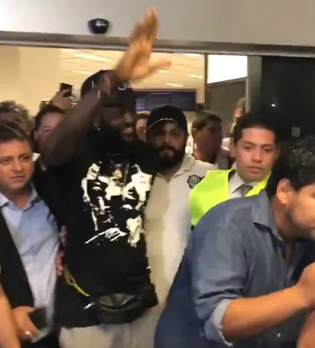 Emmanuel Adebayor, principal reforço do Olimpia para a temporada 2020, chegou ao país sul-americano e foi recepcionado pelo torcedor. Como já era esperado, milhares de torcedores foram ao aeroporto receber o togolês, que ficou surpreso com todo o carinho que recebeu.