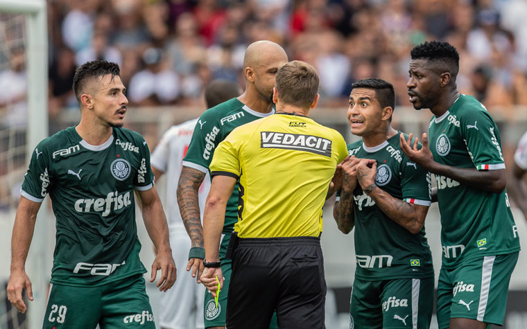 O Palmeiras sofreu sua primeira derrota no ano, na tarde deste domingo, ao perder para o Red Bull Bragantino pelo Paulista. O Verdão teve uma atuação irregular, com a sua dupla de zaga deixando a desejar e o experiente Ramires apagado em campo, mas viu seu trio ofensivo obter a maior nota no duelo. Acompanhe a avaliação de cada jogador na galeria a seguir.