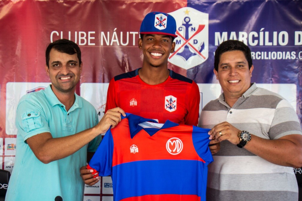 Carlinhos, artilheiro da Copa-SP de 2017, com onze gols pelo Corinthians, teve sua presença no time principal pedida pela torcida. Porém, não teve chances, e passou por Novorizontino, Oeste. Vila Nova e agora está no Marcílio Dias.