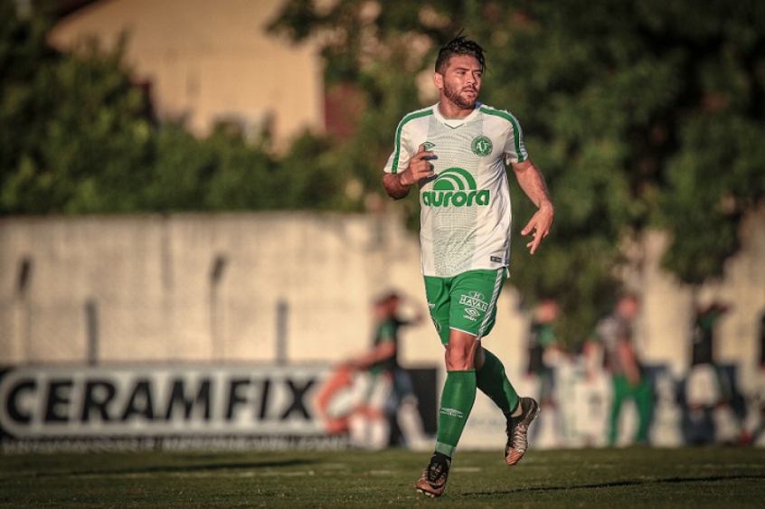 Sem clube desde que rescindiu seu vínculo com a Chapecoense na última sexta-feira, a ideia do meio-campista argentino Diego Torres, se sentindo plenamente adaptado ao Brasil, é de seguir atuando no país. O atleta de 29 anos de idade antecipou, aliás, que existem possibilidades de mercado que atendem as suas expectativas as quais, nesse momento, estão sendo avaliadas tanto por ele como por seu empresário.