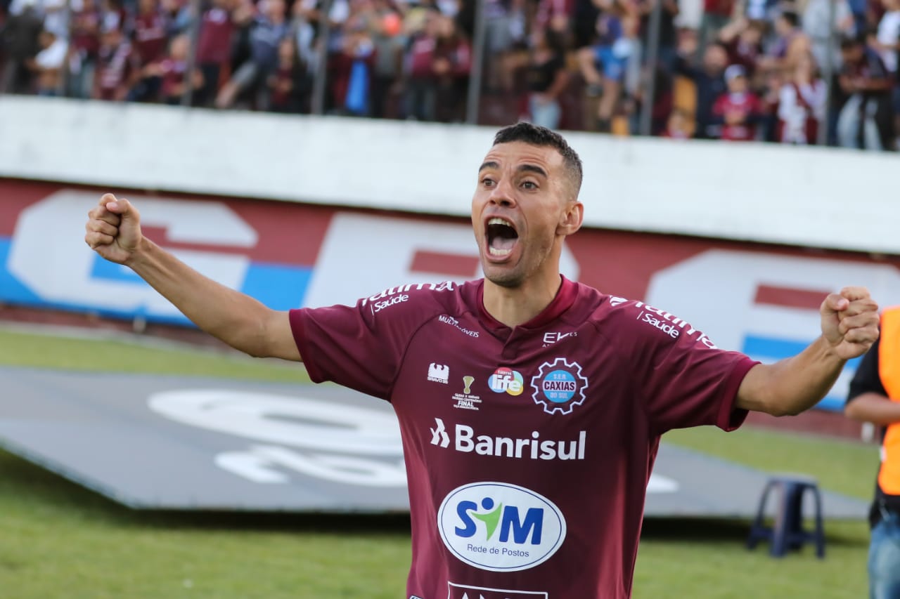 Outro campeão de primeiro turno foi o Caxias. No sábado, com gol do meia Diogo Oliveira, no Estádio Centenário, o time venceu o Grêmio por 1 a 0 e se garantiu na final do Campeonato Gaúcho.