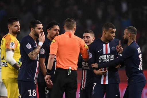 Neymar foi expulso durante a vitória do Paris Saint-Germain sobre o Bordeaux por 4 a 3, no Parc des Princes, pelo Francês. Já o zagueiro Marquinhos mandou bem e fez dois gols para o PSG.