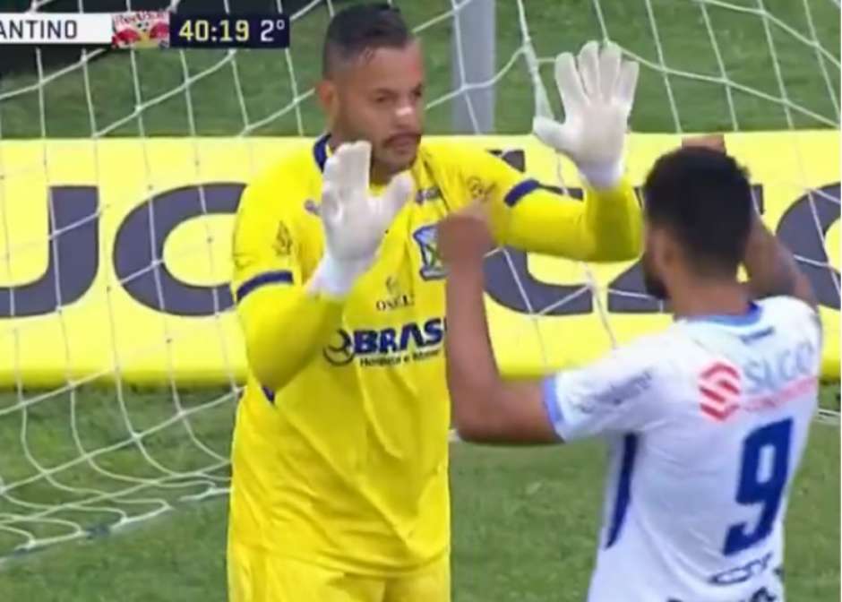 Fernando Henrique, ex-Fluminense, pegou pênalti e ajudou o Santo André a vencer em casa o RB Bragantino, por 1 a 0, domingo. O time do ABC é o melhor do Paulistão. Ronaldo fez o gol.