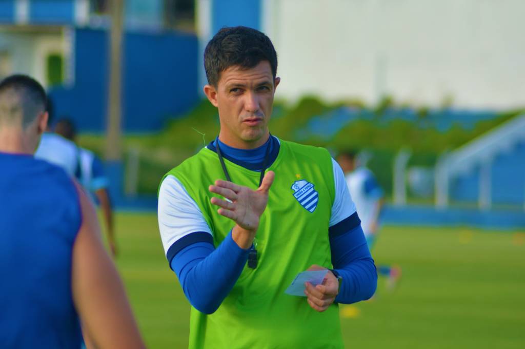 No último dia 10 de fevereiro, Mauricio Barbieri foi demitido após apenas seis jogos no comando do CSA. Foram duas vitórias, um empate e três derrotas. Pesou a eliminação precoce na Copa do Brasil.