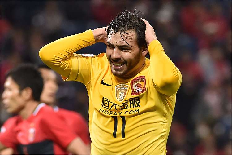 Ricardo Goulart, de 28 anos, está no Guangzhou Evergrande e tem contrato com o clube até dezembro de 2023. Seu valor de mercado, segundo o Transfermarkt, é de 6,5 milhões de euros (cerca de 30 milhões de reais). Sua esposa já deixou o país e o jogador também está a caminho.  