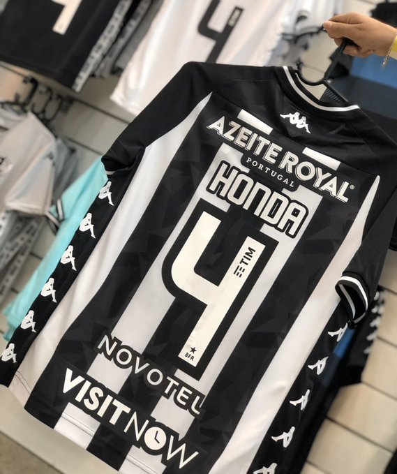 Empolgado com a chegada de Honda, o Botafogo já começou a vender a camisa com o nome e número do japonês, que usará a camisa 4 no Glorioso. 