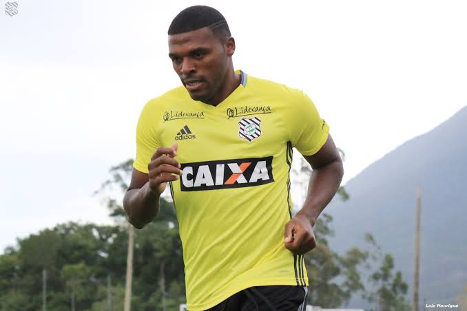 Julinho, lateral-esquerdo, 32 anos. Passou pelas bases de Juventude e Grêmio, Charleroi, da Bélgica, América-RN, Cuiabá, Caxias e Ferroviária.