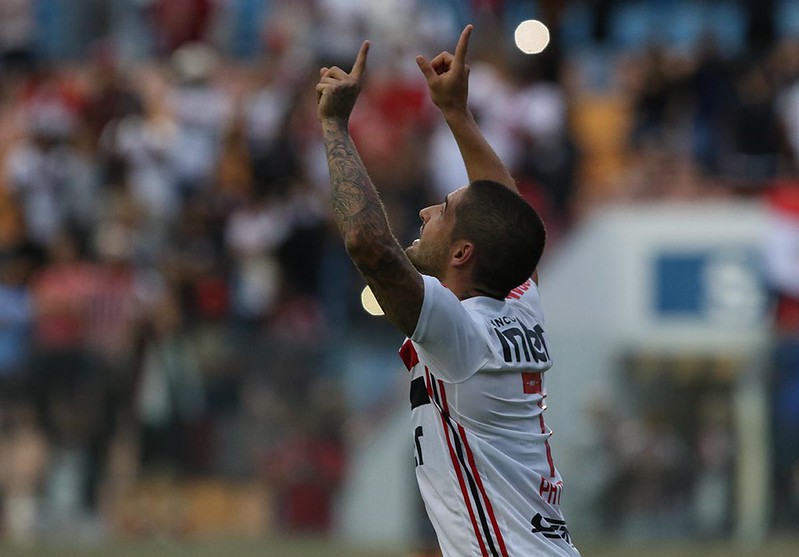 Paulista: Alexandre Pato fez dois gols, sábado, e o São Paulo goleou o Oeste por 4 a 0. Atacante não marcava havia seis meses. Corinthians e Santos perderam para Água Santa (2 a 1) e Ituano (2 a 0). 