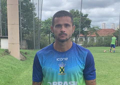 Zé Antonio, meio-campista, 35 anos. Já atuou vestindo as cores de Figueirense, Linense, Guarani e Sport.