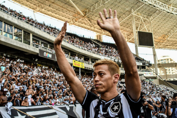 O ano era 2020 e o japonês Honda chegava ao Botafogo com uma festa histórica, tanto no aeroporto, quanto no Nilton Santos..