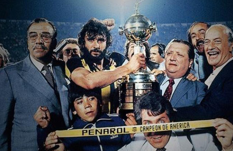 Já o Peñarol tem bastante tradição na competição: são cinco títulos, conquistados nos anos de 1960, 1961, 1966, 1982 e 1987. É o terceiro clube que possui mais taças na história da competição e estreia contra o Athletico-PR, dia 3, na Arena da Baixada.