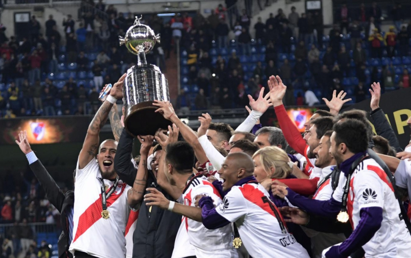 Copa Libertadores da América - 2 títulos (2015 e 2018 [foto])