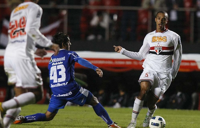 Miranda: O zagueiro do Jiangsu Suning, da China, ganhou destaque no cenário nacional atuando pelo São Paulo, onde foi tricampeão brasileiro. Apesar do desejo de retornar ao clube do Morumbi, o coração também balança pelo Coritiba, time que o revelou.