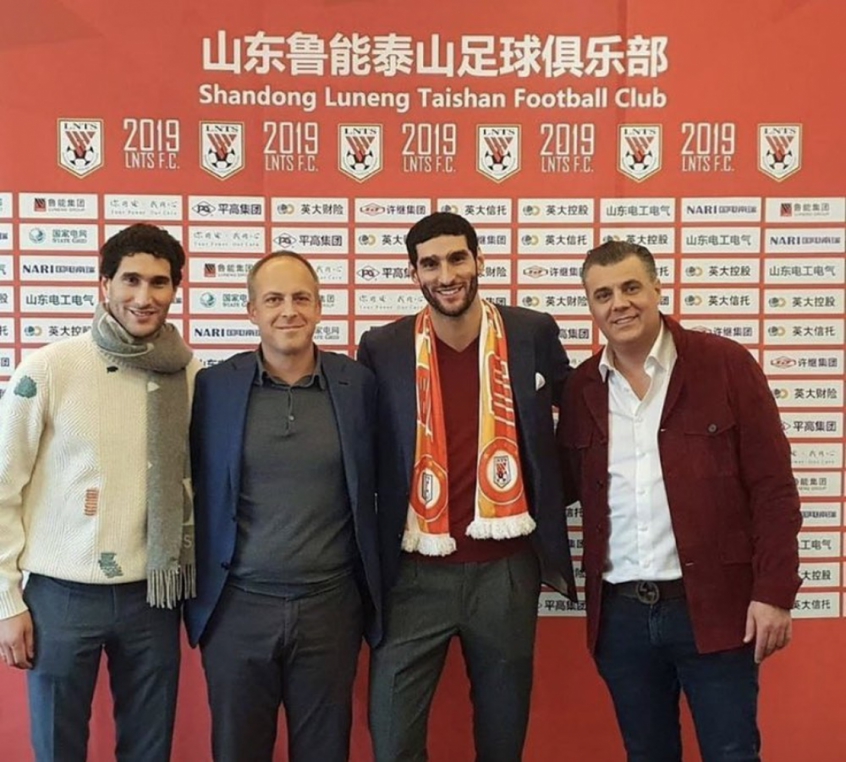 O belga Marouane Fellaini se tornou o primeiro jogador da Superliga Chinesa a contrair o novo coronavírus, após teste realizado na última sexta-feira, e está hospitalizado na cidade de Jinan. De acordo com informações do Shandong Luneng, o meia está bem e não demonstrou nenhum sintoma da doença, como febre ou tosse.