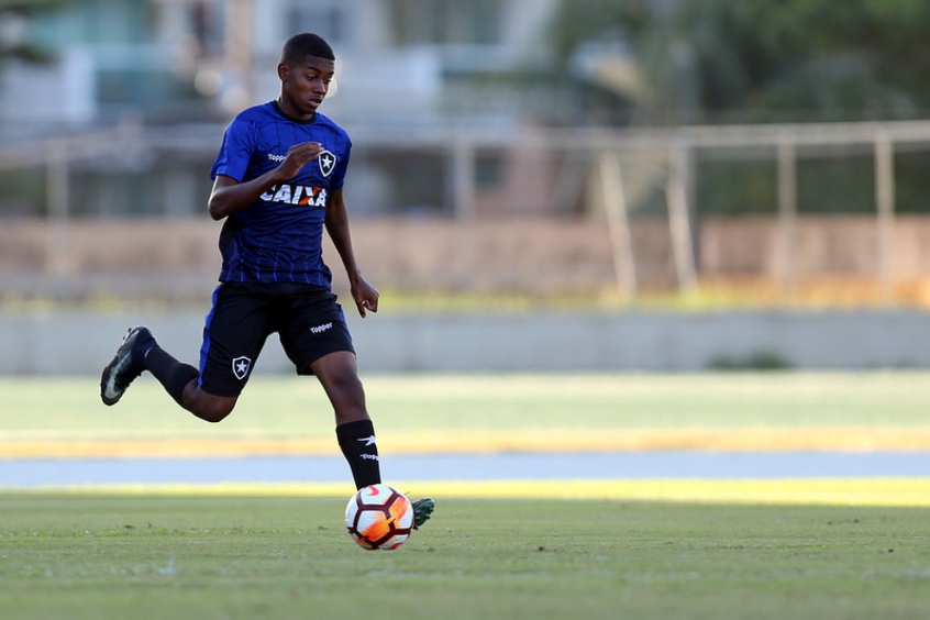 Depois de João Paulo, outro jogador do Botafogo está a caminho do futebol dos Estados Unidos. O clube de General Severiano finalizou um acordo e negociou o volante Lucas Maciel com o New England Revolution, que disputa a Major League Soccer (MLS). O acordo vinha sendo discutido desde o final de 2019.