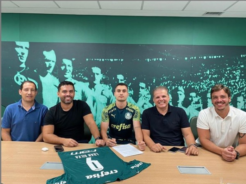 FECHADO: O Palmeiras acertou a sequência de Luan Silva até o final da temporada. O contrato do atacante de 20 anos de idade se encerrava em 31 de maio, mas o clube comprou 15% dos seus direitos econômicos do Vitória e assinou até dezembro. Como publicou o Globo Esporte, o clube pagará R$ 3 milhões.