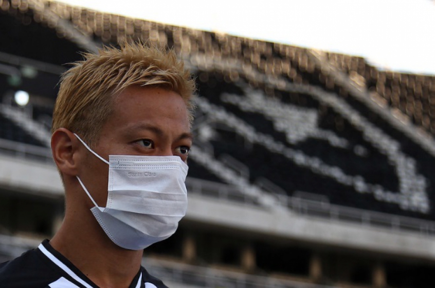 Afastado dos gramados, Keisuke Honda continuando marcando presença pelas redes sociais. O japonês, de quarentena - assim como todo o elenco e a comissão técnica do Botafogo - escreveu uma mensagem de apoio às pessoas contra o surto do coronavírus: "Ei, corona. Não podemos perder para você. Pare de nos atormentar", escreveu.  