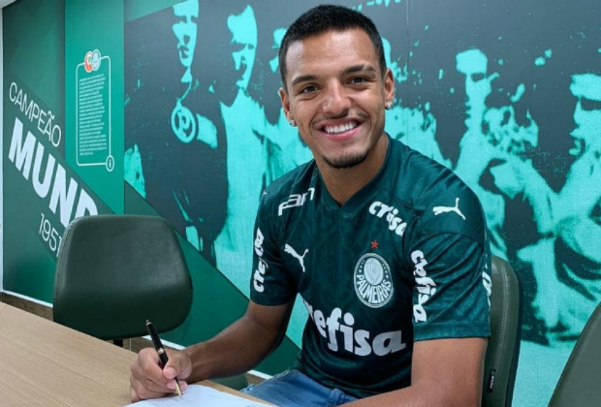 FECHADO: Gabriel Menino assinou nesta segunda-feira o seu novo contrato com o Palmeiras. O volante de 19 anos de idade tinha vínculo até setembro de 2023 e, agora, estendeu o compromisso até dezembro de 2024, recebendo aumento salarial, logo em sua primeira temporada como profissional.