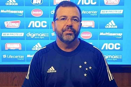 APRESENTADO - Apresentado à distância pelo Cruzeiro, o técnico Enderson Moreira concedeu as primeiras palavras como novo comandante celeste. O treinador falou do perfil de reforços que busca para o clube e admitiu que não terá um caminho fácil, mas que acredita que poderá alcançar o principal objetivo no ano: a volta à elite nacional.