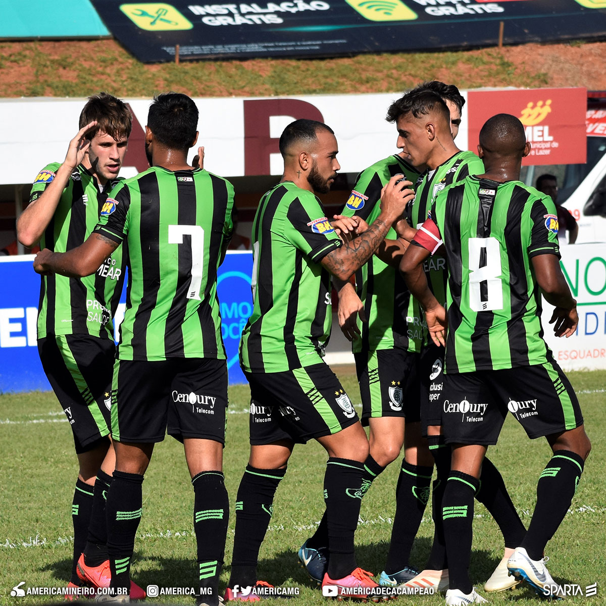 O Campeonato Mineiro 2020 está suspenso por tempo indeterminado também. No momento, o América-MG é o líder, com Atlético-MG em terceiro e Cruzeiro em quinto lugar.