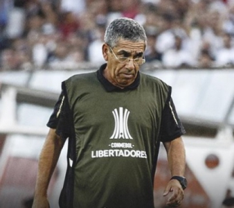 ESQUENTOU - O Colo-Colo planeja efetivar Guaberto Jara, que assumiu o time de maneira interina após a saída de Mario Salas. Mediante a todos os fracassos na hora de concretizar o novo técnico, o jeito será apostar na solução caseira.