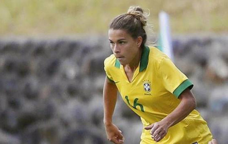 Na nona colocação aparece Tamires, lateral-esquerda do Corinthians e da Seleção Brasileira. Na sua carreira, conquistou a medalha de ouro nos Jogos Pan-Americanos de 2015, em Toronto (CAN).  