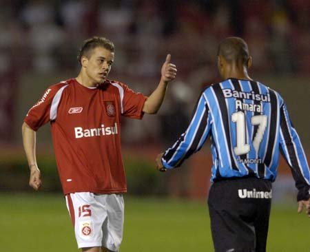 O primeiro Gre-Nal em torneios internacionais aconteceu em 2004, na Sul-Americana, com uma vitória para cada lado e a classificação colorada. Em 2008 as equipes voltaram a se encontrar na competição, com nova classificação do Inter após placares por 1 a 1 e 2 a 2.