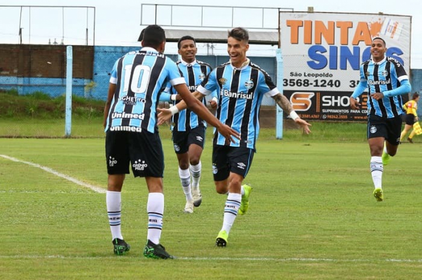 ESQUENTOU: O jovem meia Ferreira, que começou o ano com moral com o técnico Renato Portaluppi, entrou na Justiça para obter a desvinculação contratual junto ao Grêmio, além de pedir uma indenização de R$ 70 mil. Ele foi afastado das atividades em meio à discordância de renovação de vínculo.