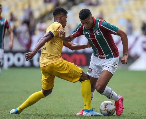 Madureira - SOBE (Luciano Naninho): o maestro do meio-campo do Suburbano. Apesar da atuação pobre do Madureira na maior parte do jogo, o camisa 10 apresentou sempre um trato diferente com a bola quando a teve nos pés. Foi preciso nos passes e liderou os contra-ataques. DESCE (Douglas): o goleiro começou o jogo com saídas arrojadas pelo alto e fez boa defesa em chute de Yago Felipe, mas o erro na saída de bola, naquele momento, foi crucial para o placar final. Foto: Lucas Merçon / Fluminense